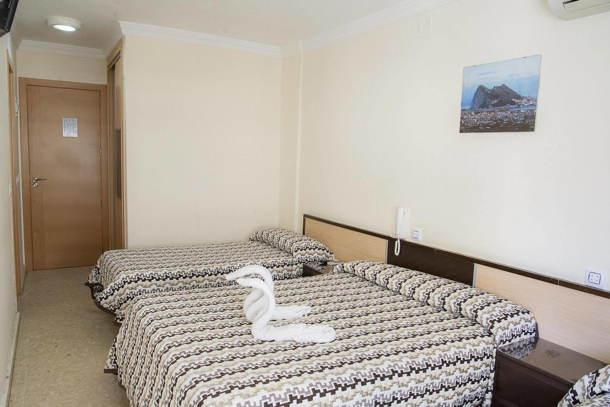 Hostal la Campana La Línea de la Concepción Exterior foto