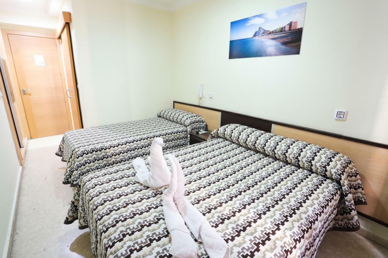 Hostal la Campana La Línea de la Concepción Exterior foto