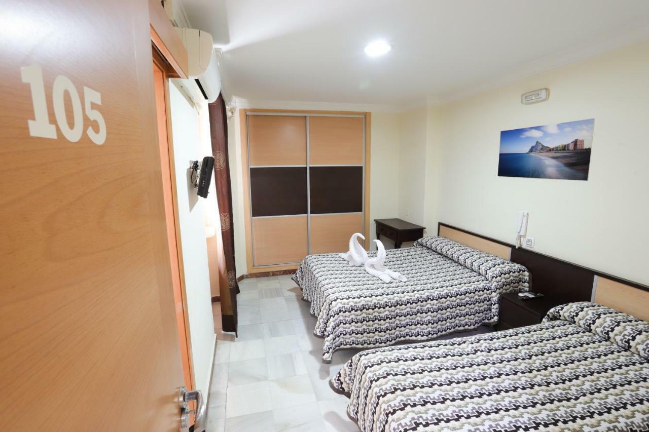 Hostal la Campana La Línea de la Concepción Exterior foto
