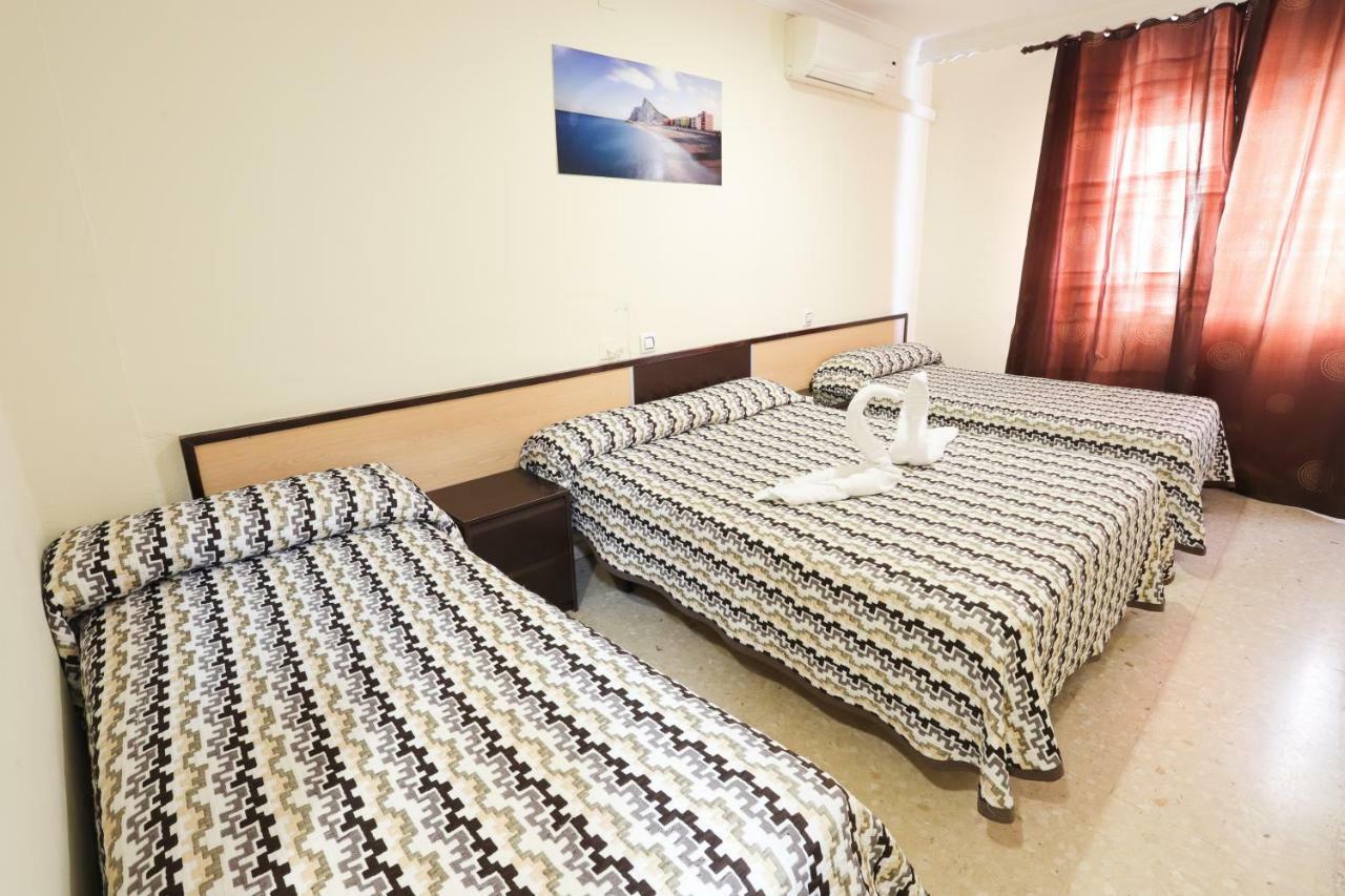 Hostal la Campana La Línea de la Concepción Exterior foto