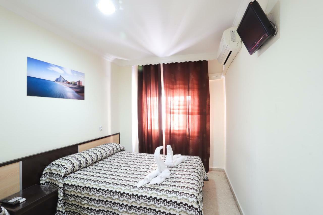 Hostal la Campana La Línea de la Concepción Exterior foto